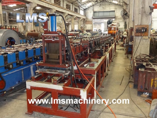 Estante Del Estante Del Rollo Que Forma La Máquina