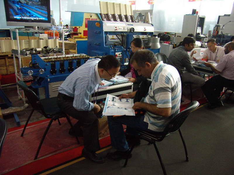 Orden de la máquina dobladora hidráulica del cliente de Srilanka